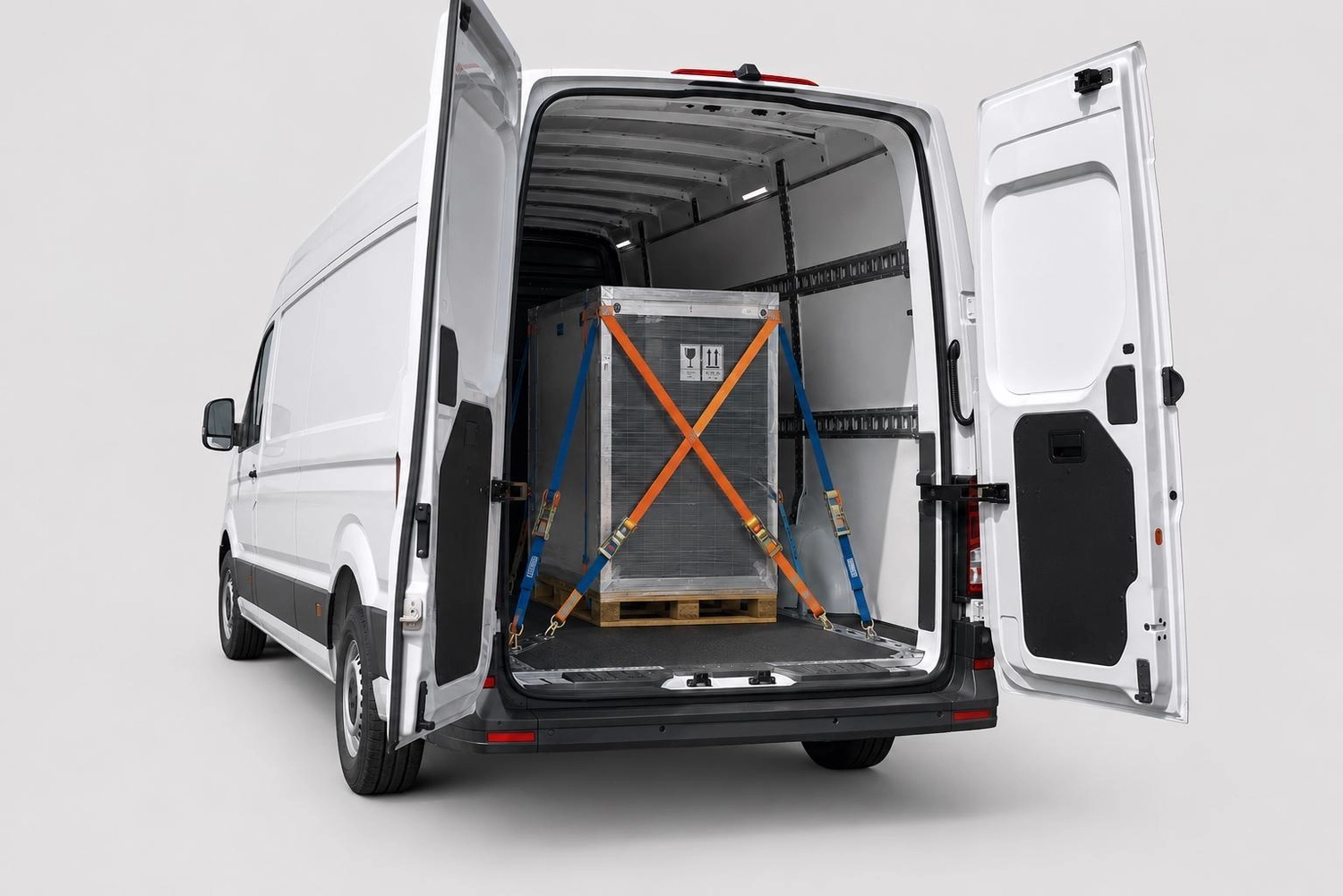 RK-TRANSPORTE – Transport- und Logistikdienstleistungen – Geöffnete Hecktüren eines weißen Lieferwagens, durch die eine gesicherte Palettenkiste sichtbar ist.